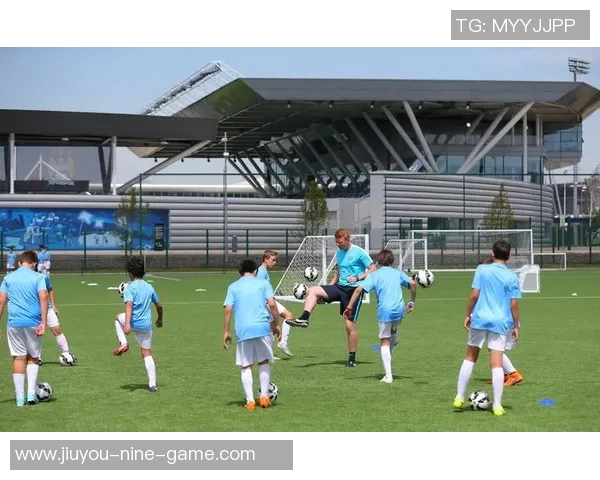 《球星训练营：打造最强足球技艺与战术策略》