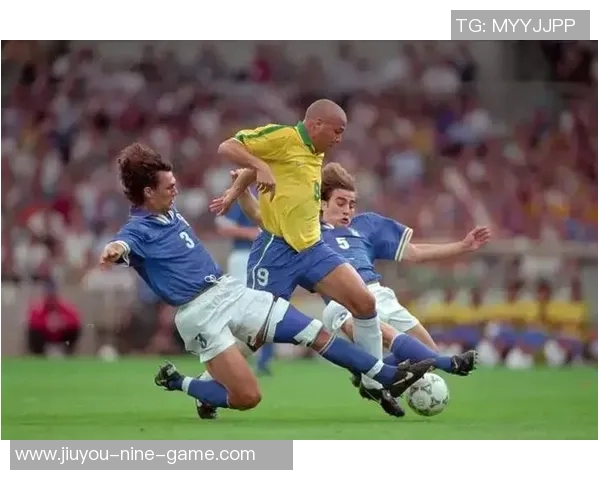 度足球球星贴:回顾足坛巨星风采与赛季精彩瞬间 度足球球星贴:回顾足坛巨星风采与赛季精彩瞬间