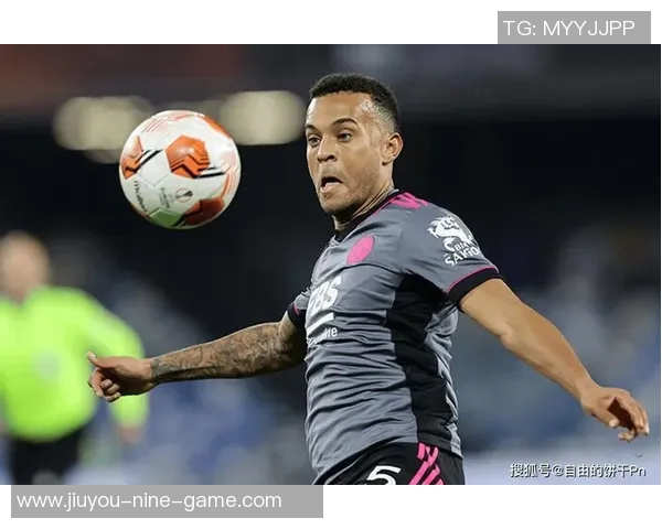 足球球星私服街拍合集展现球场外的时尚魅力与独特个性